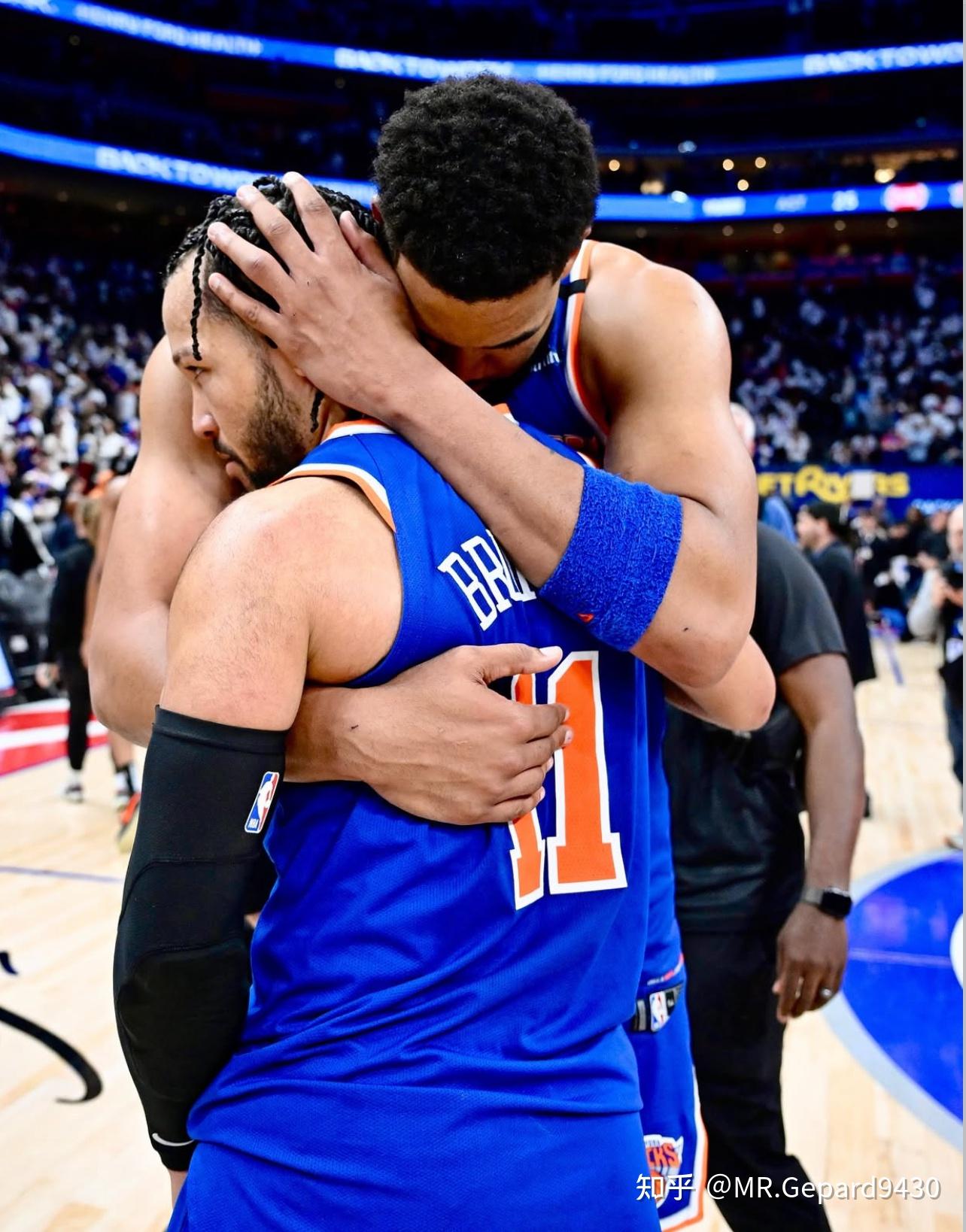 英雄联盟-包含纽约尼克斯训练开放日；转会期队长鼓劲引欢呼；NBA季后赛在即；身体对抗强度拉满的词条